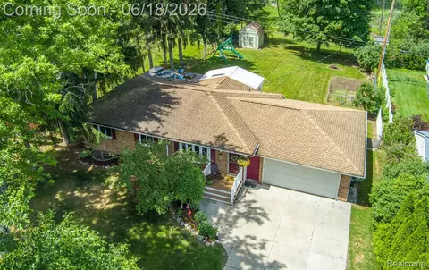 880 Joslyn Rd, Orion, MI 48362