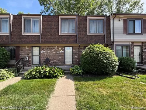 16974 Kingsbrooke Dr, Clinton Township, MI 48038