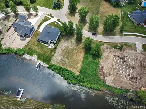 1932 Sandy Shores Dr, Oxford, MI 48371