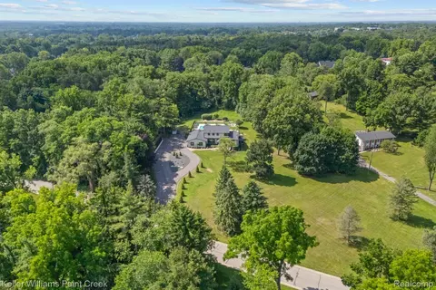 5800 Lockwood Dr, Washington, MI 48094