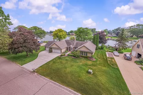 4178 Chevron Dr, Highland, MI 48356