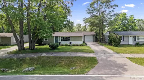 870 Pine Tree Rd, Orion, MI 48362