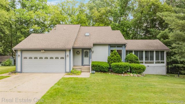 4642 Ponderosa St, Commerce Township, MI 48382