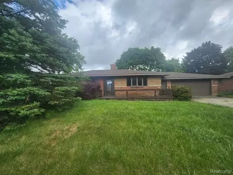 3804 Embarcadero St, Waterford, MI 48329