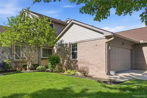 22852 Woodcreek Dr, Taylor, MI 48180