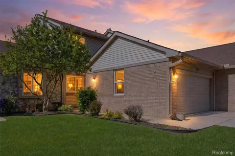 22852 Woodcreek Dr, Taylor, MI 48180