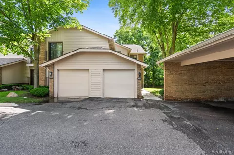 6471 Maple Hills Dr, Bloomfield Hills, MI 48301