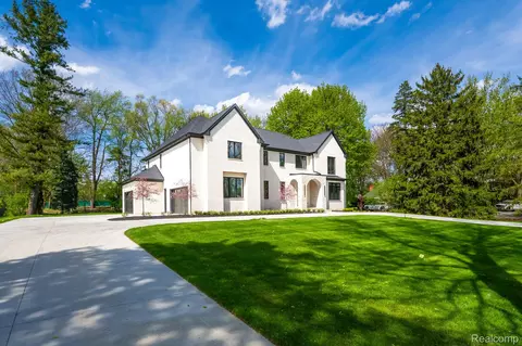 4546 Niagara Ln, Bloomfield Hills, MI 48301