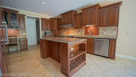 Kitchen - 6608 Enclave Dr, Independence, MI 48348 photo 2 of 3