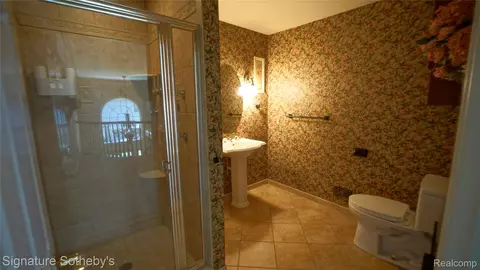 Bath - 6608 Enclave Dr, Independence, MI 48348 photo 5 of 7