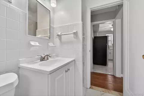 Bath - 1781 Brys Dr, Grosse Pointe Woods, MI 48236 photo 2 of 2