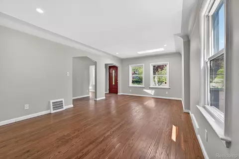 Living - 1781 Brys Dr, Grosse Pointe Woods, MI 48236 photo 3 of 4