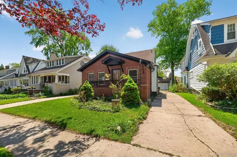 1781 Brys Dr, Grosse Pointe Woods, MI 48236
