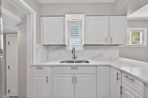 Kitchen - 1781 Brys Dr, Grosse Pointe Woods, MI 48236 photo 3 of 3