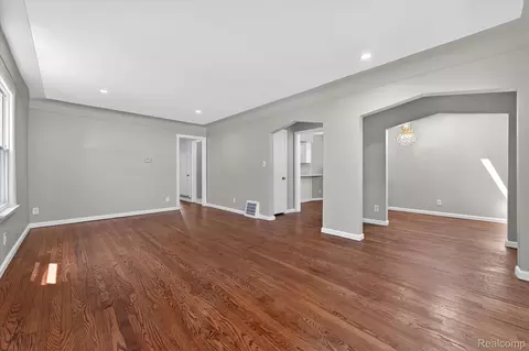 Living - 1781 Brys Dr, Grosse Pointe Woods, MI 48236 photo 2 of 4