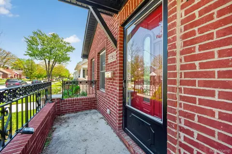 Exterior - 1781 Brys Dr, Grosse Pointe Woods, MI 48236 photo 1 of 8