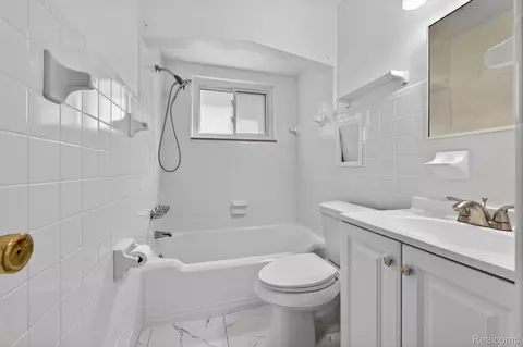 Bath - 1781 Brys Dr, Grosse Pointe Woods, MI 48236 photo 1 of 2
