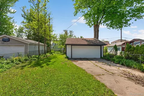 Exterior - 1781 Brys Dr, Grosse Pointe Woods, MI 48236 photo 6 of 8