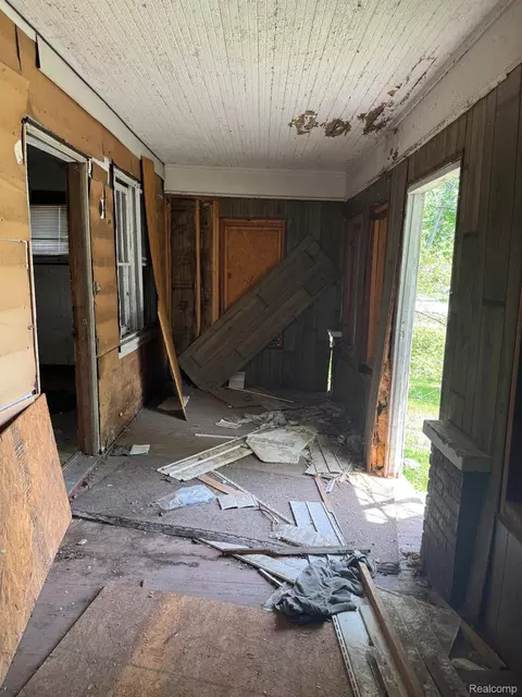 Entry Way - 205 E Baltimore Blvd, Flint, MI 48505 photo 2 of 2