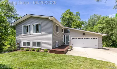 500 Neptune Dr, Brandon, MI 48462
