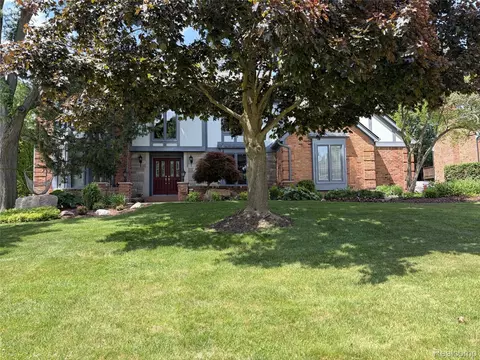 2534 Topsham Dr, Rochester Hills, MI 48306