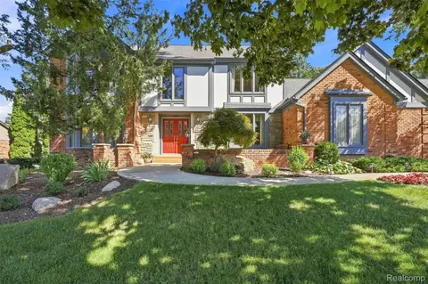 2534 Topsham Dr, Rochester Hills, MI 48306