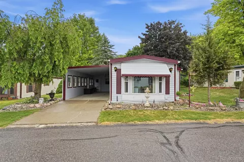 2689 Chickadee St, Rochester Hills, MI 48309