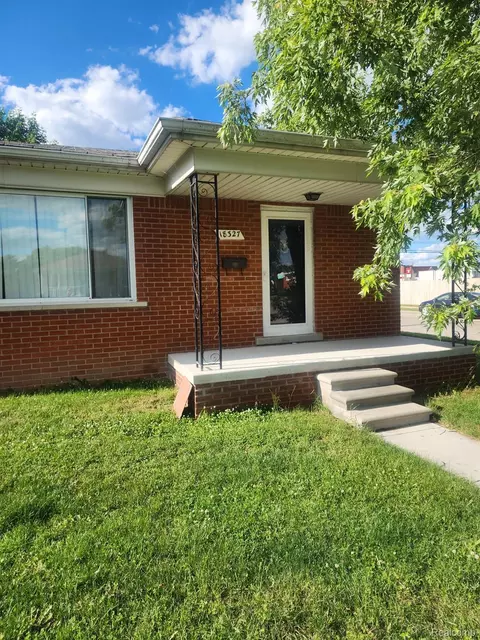18327 Holland Ave, Eastpointe, MI 48021