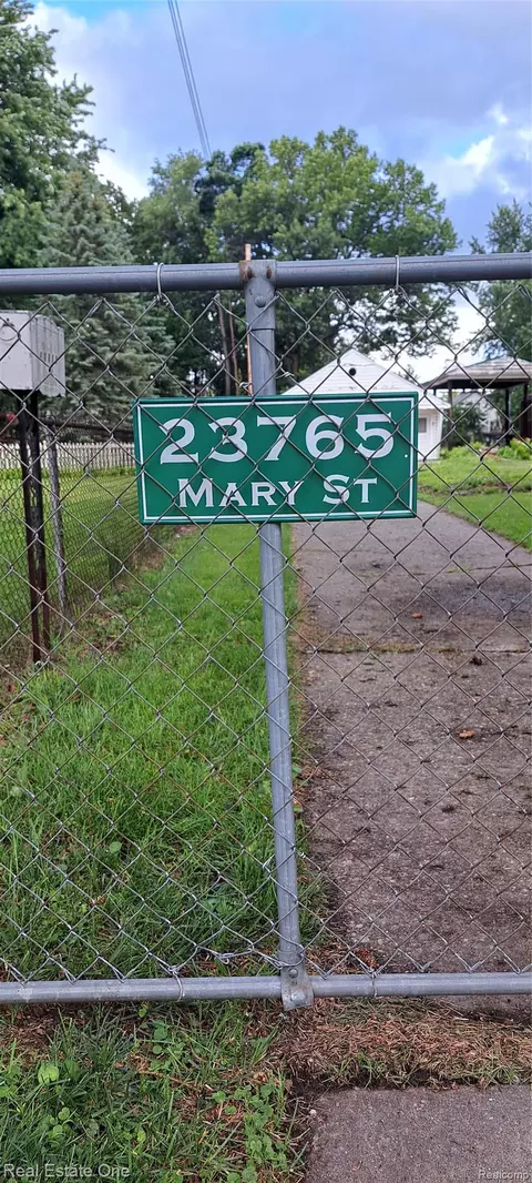 23765 Mary St, Taylor, MI 48180