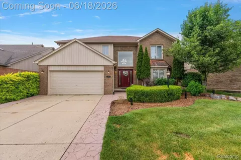 1043 River Mist Dr, Rochester, MI 48307