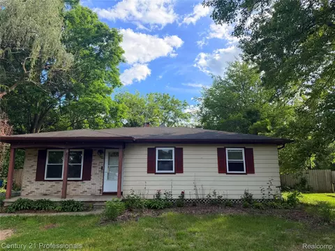 317 Crescent Ave, Holly, MI 48442