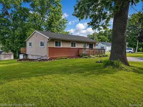 5611 Blackmoor St, Commerce, MI 48382