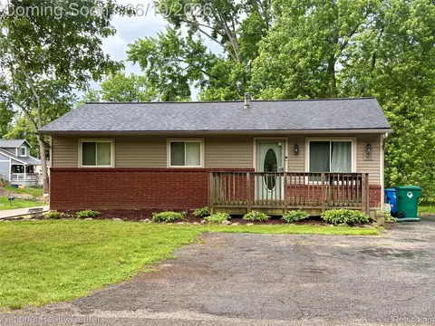 5611 Blackmoor St, Commerce, MI 48382