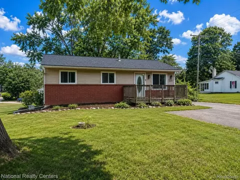 5611 Blackmoor St, Commerce, MI 48382