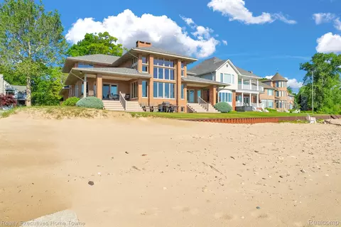 2975 Sandy Oaks Ln, Fort Gratiot, MI 48059