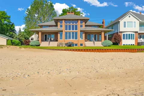 2975 Sandy Oaks Ln, Fort Gratiot, MI 48059