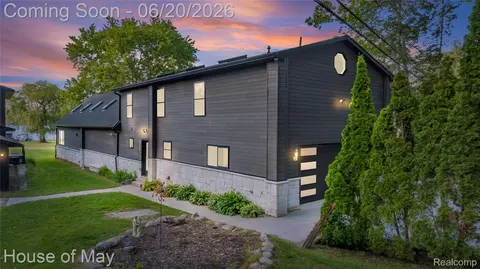 10890 Hillway Dr, White Lake, MI 48386