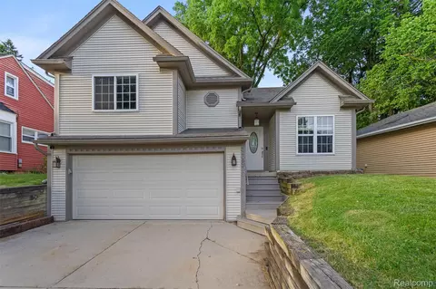 3850 Faber Ter, Waterford, MI 48328