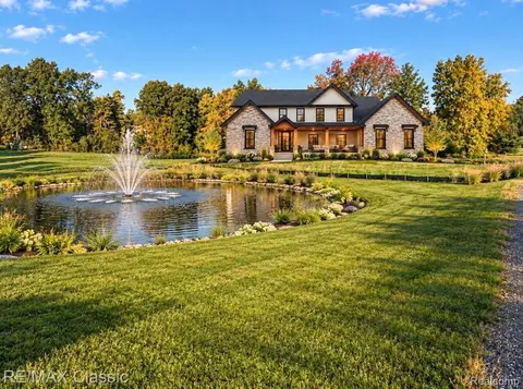 1500 Buttercup Trl, Milford, MI 48381