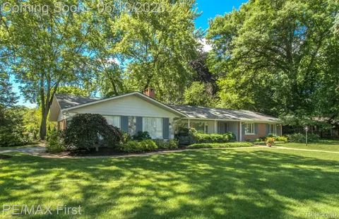 19415 Riverside Dr, Beverly Hills, MI 48025