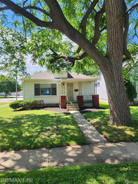 995 Lakeview St, Waterford, MI 48328
