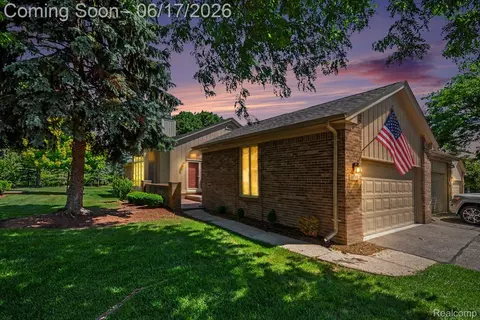 16569 Congress Dr, Clinton Township, MI 48038