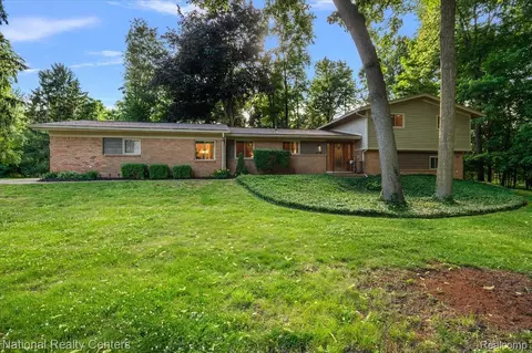 21201 E Chigwidden St, Northville, MI 48167