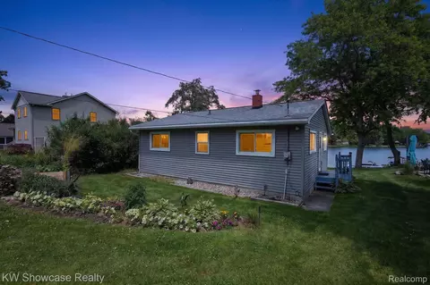 5854 Bullard Rd, Fenton, MI 48430