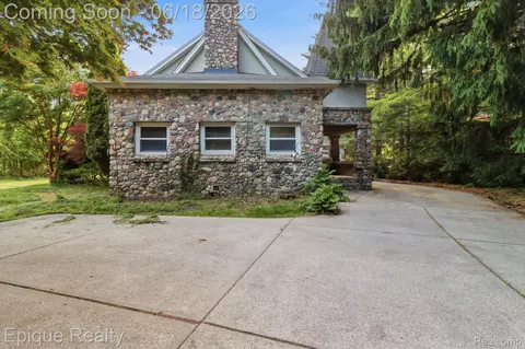 21085 Metroview Rd, Farmington Hills, MI 48335