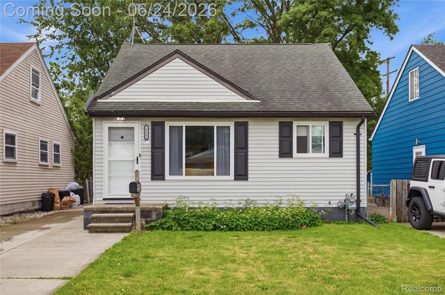 20644 Hollywood St, Harper Woods, MI 48225