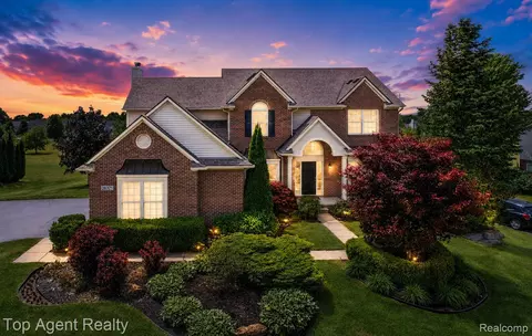 26321 Daria Cir E, Lyon, MI 48178
