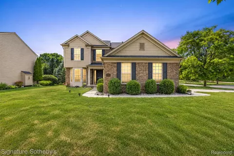 997 River Rock Dr, Holly, MI 48442
