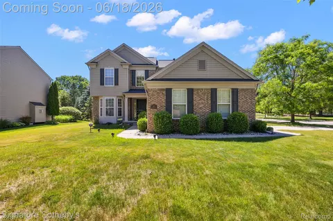 997 River Rock Dr, Holly, MI 48442