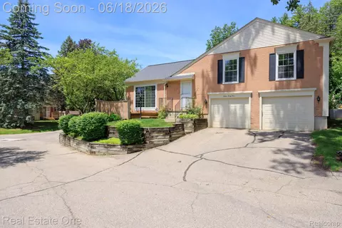 1534 Hidden Valley Ln, Rochester Hills, MI 48306